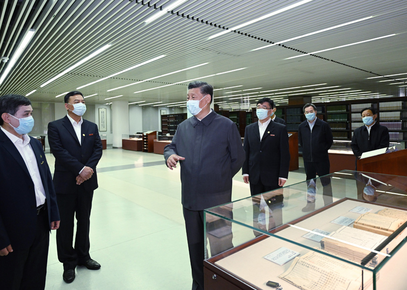 2022年4月25日，習(xí)近平來到中國人民大學(xué)考察調(diào)研。這是他在圖書館考察。