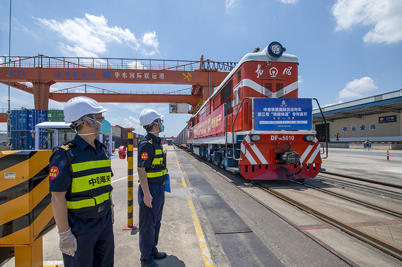 2022年6月29日，浙江金華，中老鐵路國(guó)際貨運(yùn)列車(chē)浙江號(hào)“鐵路快通”首趟專(zhuān)列經(jīng)海關(guān)監(jiān)管后，從浙江省鐵路金華南站鳴笛啟程，經(jīng)磨憨口岸駛向老撾萬(wàn)象。