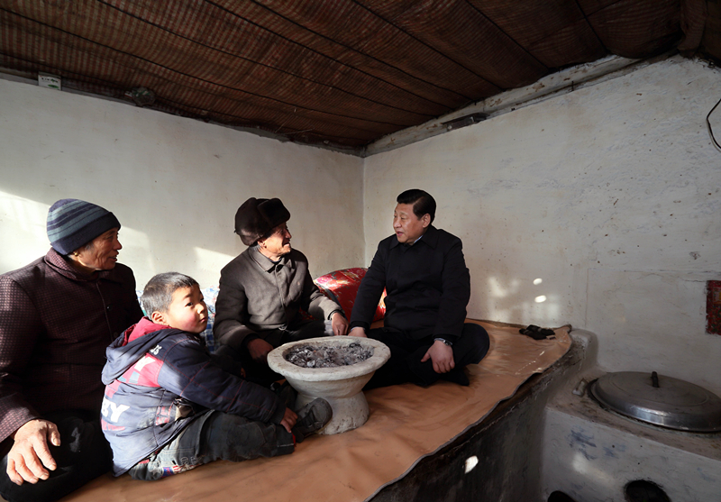 2012年12月30日，習(xí)近平在河北省阜平縣龍泉關(guān)鎮(zhèn)駱駝灣村看望唐榮斌老人一家。