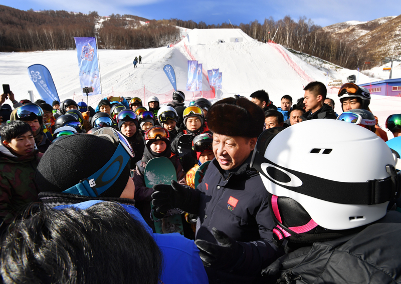 2017年1月23日，習(xí)近平總書記在云頂滑雪場(chǎng)同正在集訓(xùn)的國(guó)家滑雪隊(duì)運(yùn)動(dòng)員及滑雪愛(ài)好者親切交談。