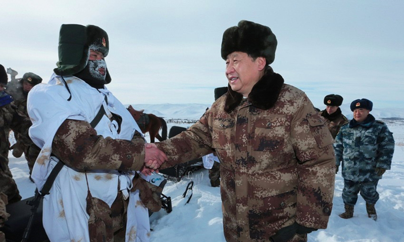 2014年1月26日，習(xí)近平總書記春節(jié)前夕冒嚴(yán)寒踏冰雪慰問(wèn)邊防官兵。