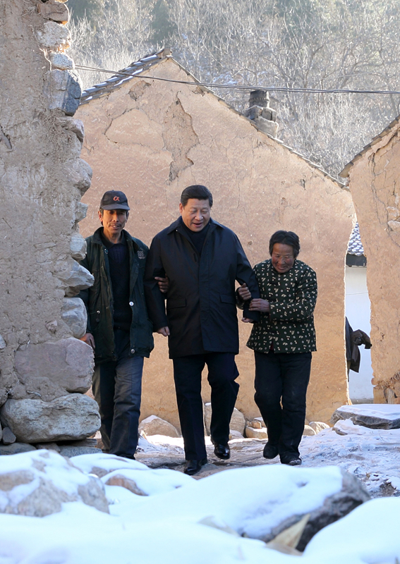 2012年12月30日，習(xí)近平總書記來(lái)到地處深山的河北阜平駱駝灣村，走進(jìn)困難群眾唐宗秀家慰問(wèn)看望。