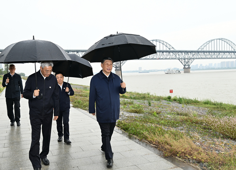 2023年10月10日，習(xí)近平在長江國家文化公園九江城區(qū)段考察時，冒雨沿江堤步行察看沿岸風(fēng)貌。