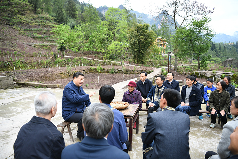 2019年4月15日，習(xí)近平總書記在重慶石柱土家族自治縣中益鄉(xiāng)華溪村同村民代表、基層干部、扶貧干部、鄉(xiāng)村醫(yī)生等圍坐在一起，共話脫貧攻堅(jiān)。