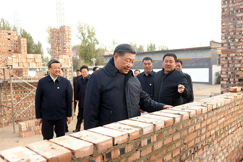 2023年11月10日，習(xí)近平總書記在河北保定涿州市刁窩鎮(zhèn)萬全莊村房屋重建施工現(xiàn)場(chǎng)考察。