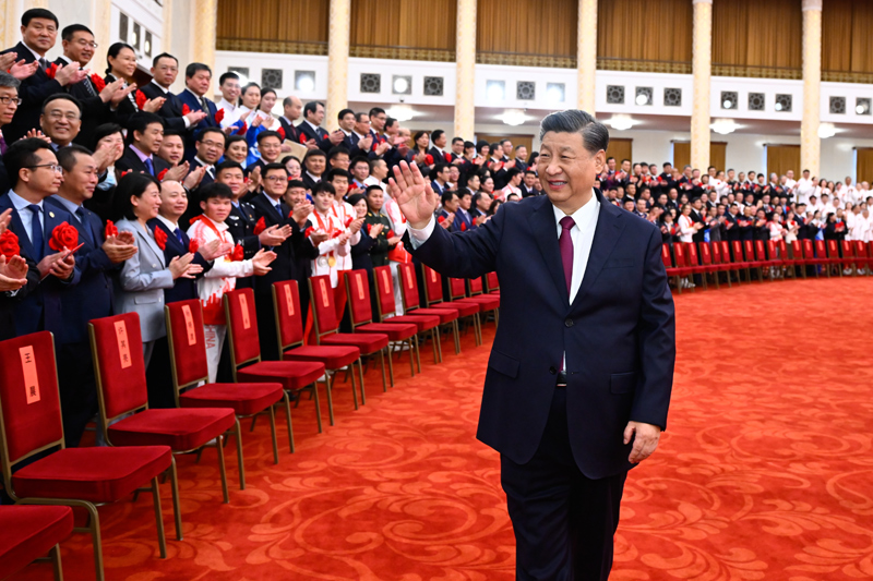 2022年4月8日，北京冬奧會(huì)、冬殘奧會(huì)總結(jié)表彰大會(huì)在北京人民大會(huì)堂隆重舉行。會(huì)前，習(xí)近平等會(huì)見北京冬奧會(huì)、冬殘奧會(huì)突出貢獻(xiàn)集體代表、突出貢獻(xiàn)個(gè)人和中國體育代表團(tuán)成員。