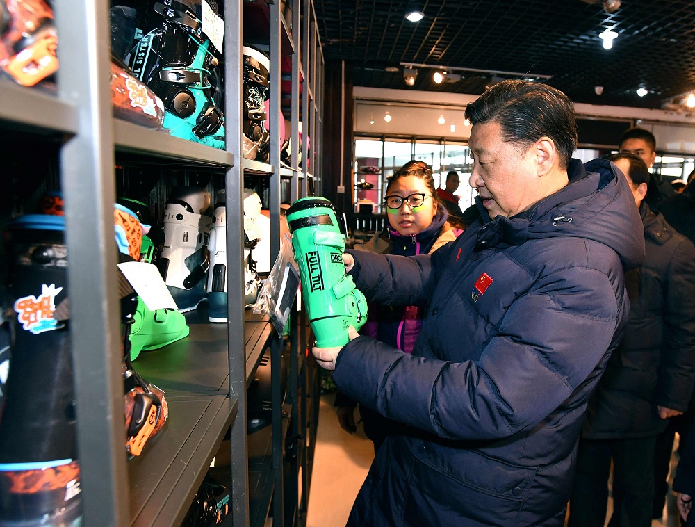 2017年1月23日，習(xí)近平總書記在河北省張家口市云頂滑雪場雪具大廳了解各式雪具的不同功用。