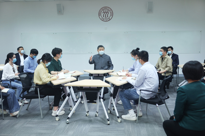 2022年4月25日，習(xí)近平總書記來(lái)到中國(guó)人民大學(xué)考察調(diào)研。這是總書記在立德樓觀摩思政課智慧教室現(xiàn)場(chǎng)教學(xué)并參與討論。