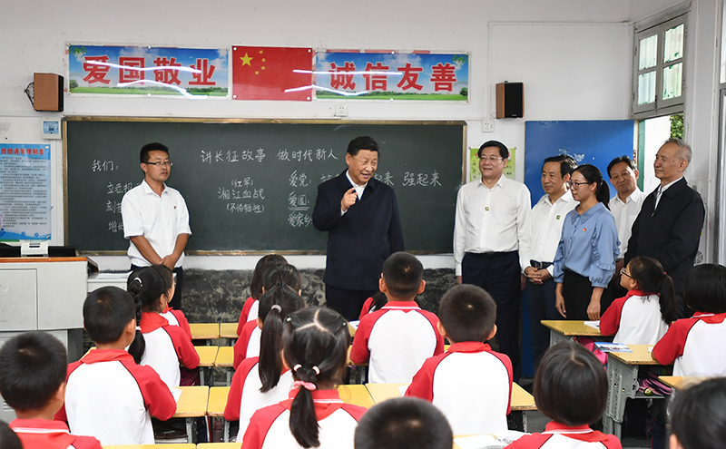 2020年9月16日，習(xí)近平總書記在湖南省郴州市汝城縣文明瑤族鄉(xiāng)第一片小學(xué)，同正在上思政課的同學(xué)們親切交流。