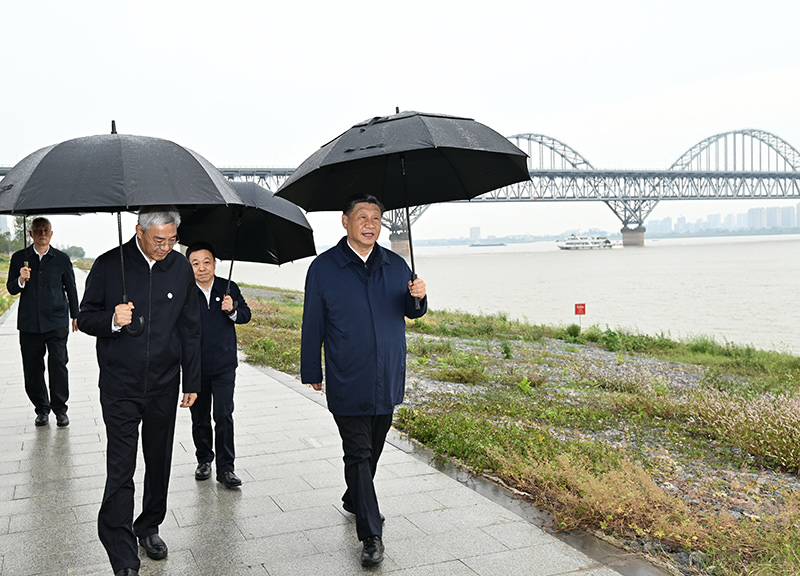 2023年10月10日至13日，中共中央總書記、國家主席、中央軍委主席習近平在江西考察。這是10日下午，習近平在長江國家文化公園九江城區(qū)段考察時，冒雨沿江堤步行察看沿岸風貌。新華社記者 謝環(huán)馳 攝