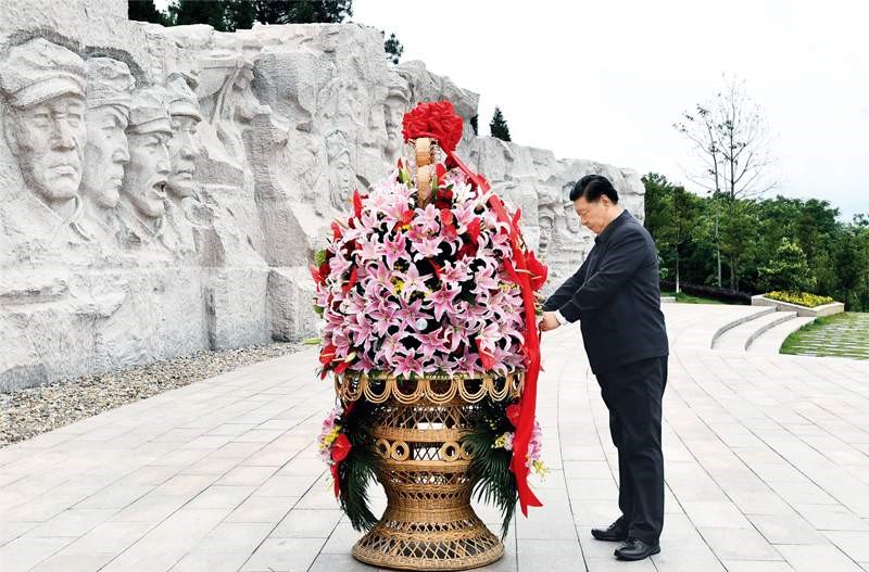 2021年4月25日至27日，中共中央總書記、國家主席、中央軍委主席習(xí)近平在廣西考察。這是25日上午，習(xí)近平在位于桂林市全州縣的紅軍長征湘江戰(zhàn)役紀(jì)念園，向湘江戰(zhàn)役紅軍烈士敬獻(xiàn)花籃。 新華社記者 謝環(huán)馳/攝