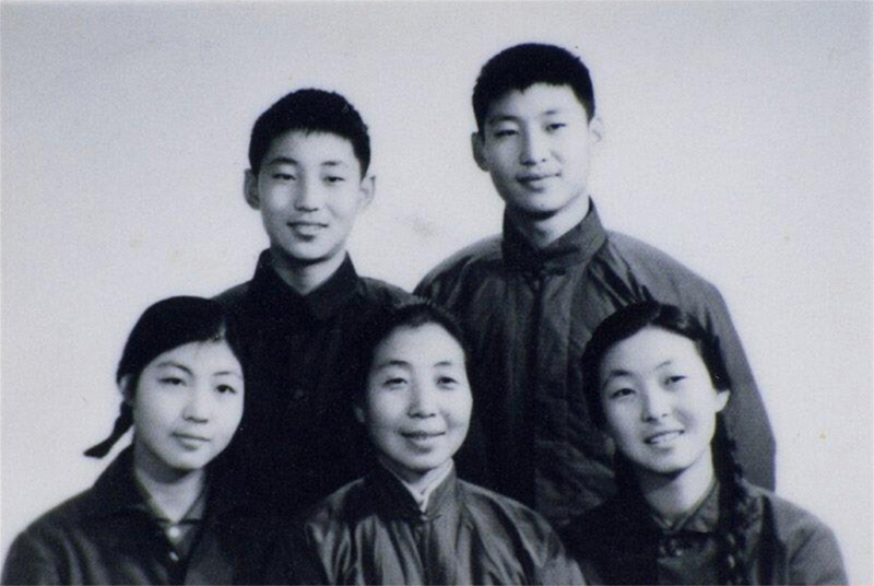 1972年冬，齊心和子女們。前排右起:齊橋橋、齊心、習(xí)安安。后排右起:習(xí)近平、習(xí)遠平。
