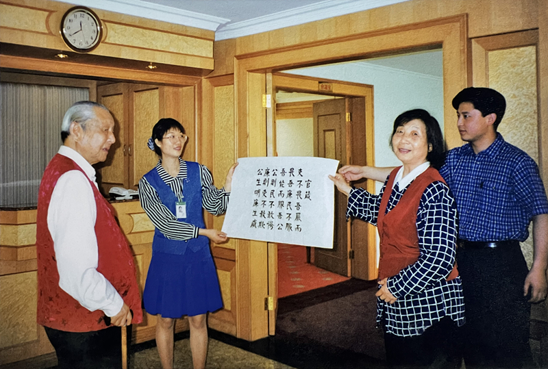 1999年3月，習(xí)仲勛欣賞齊心的書法作品《官箴》。