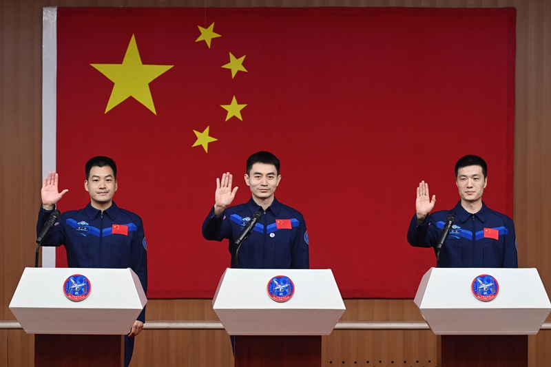 2024年月24日，神舟十八號載人飛行任務(wù)航天員葉光富（中）、李聰（右）、李廣蘇在酒泉衛(wèi)星發(fā)射中心問天閣與媒體記者集體見面。