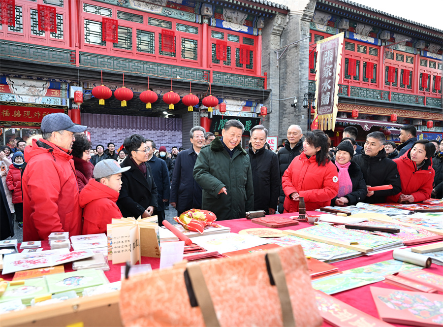 2024年2月1日下午，習(xí)近平在天津古文化街考察時(shí)，同店鋪員工和現(xiàn)場(chǎng)群眾互動(dòng)交流。新華社記者 謝環(huán)馳 攝