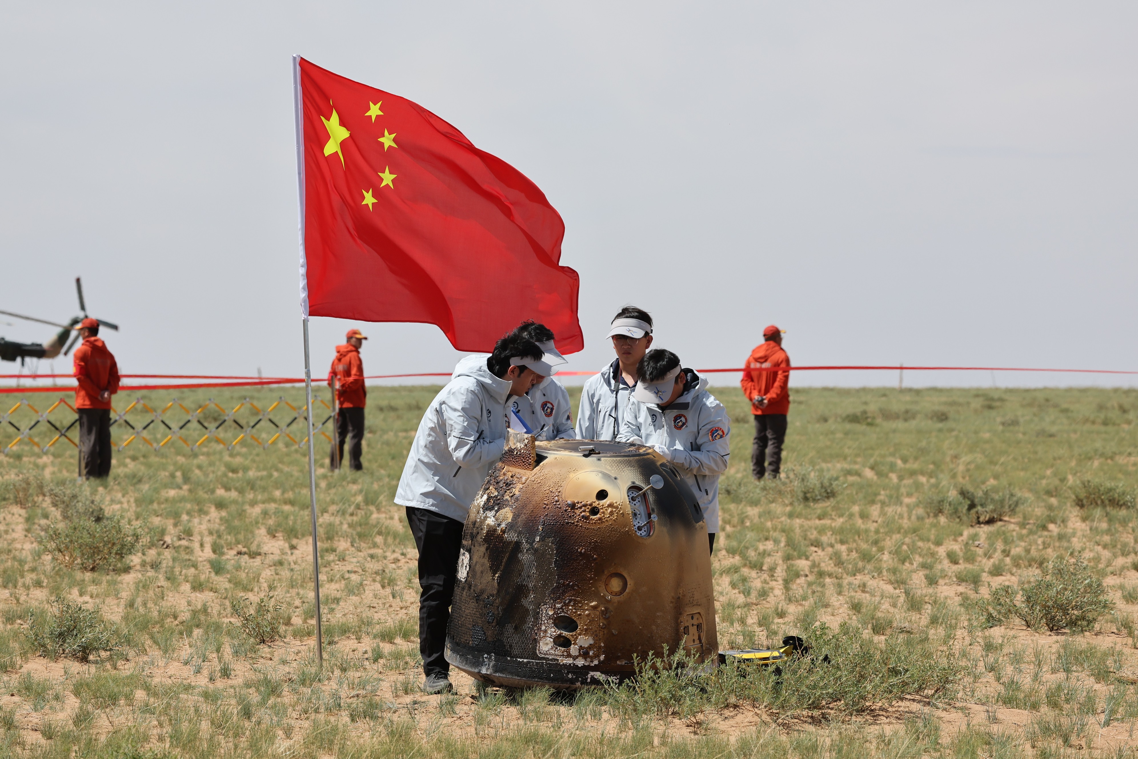 6月25日拍攝的嫦娥六號返回器回收現(xiàn)場。