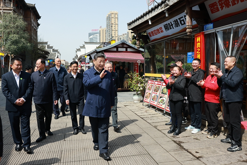 2024年3月19日上午，習(xí)近平在常德河街考察時(shí)，同店主和游客親切交流。新華社記者 王曄 攝