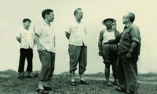 1978年8月，習(xí)仲勛（左三）在廣東惠陽農(nóng)村調(diào)研。在清華大學(xué)讀書的習(xí)近平（左一）利用暑假時(shí)間參加社會實(shí)踐，隨同父親一起下鄉(xiāng)。