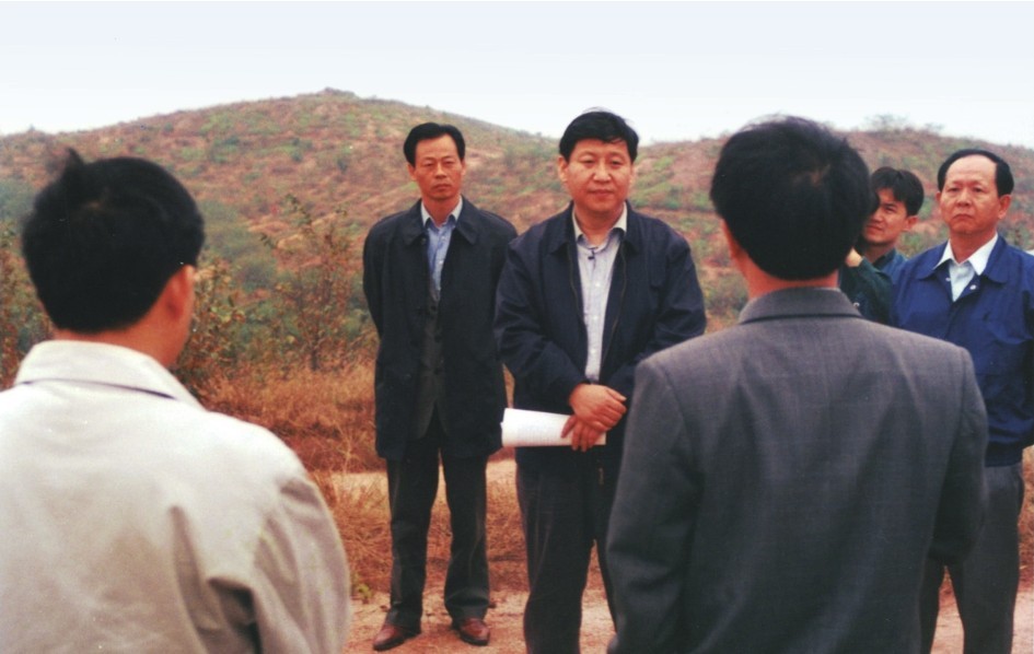 1999年11月，習(xí)近平在龍巖市長汀縣河田水土流失治理區(qū)調(diào)研。圖源：《習(xí)近平在福建（下）》