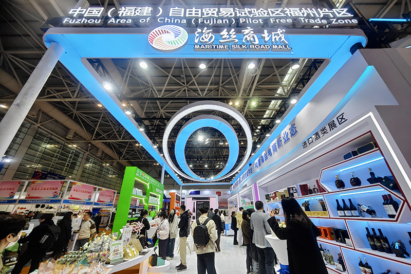 2024年3月18日，第四屆中國(guó)跨境電商交易會(huì)在福建福州開(kāi)幕。展會(huì)聚焦“鏈接跨境全流域 共建電商新生態(tài)”，集聚全國(guó)80余個(gè)外貿(mào)產(chǎn)業(yè)帶的上千家供應(yīng)鏈企業(yè)。