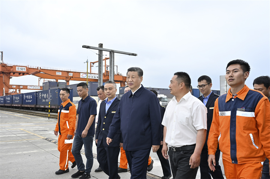 2024年4月22日至24日，中共中央總書記、國家主席、中央軍委主席習(xí)近平在重慶考察。這是22日下午，習(xí)近平在重慶國際物流樞紐園區(qū)重慶鐵路集裝箱中心站，同貨車司機、列車司機、裝卸工人、場站管理人員等親切交流。新華社記者 岳月偉 攝