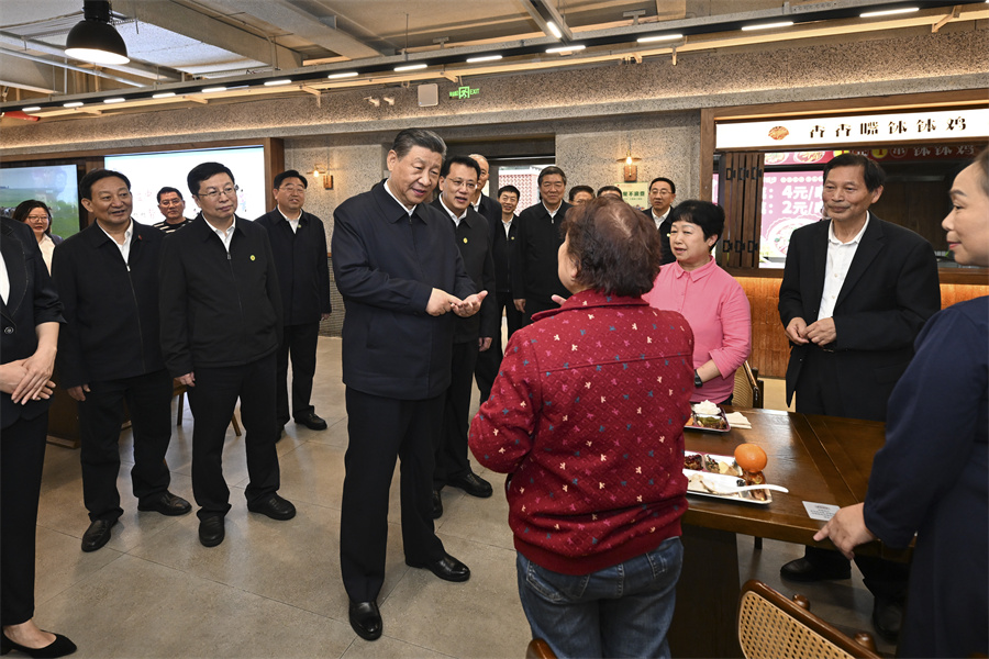 2024年4月22日下午，習近平在九龍坡區(qū)謝家灣街道民主村社區(qū)考察時，同正在社區(qū)食堂就餐的群眾親切交流。新華社記者 謝環(huán)馳 攝