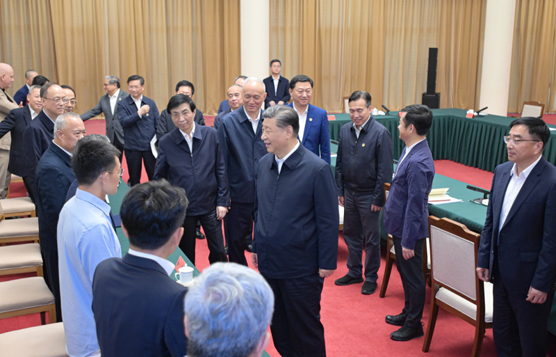 2024年5月23日，習(xí)近平總書記在山東省濟南市主持召開企業(yè)和專家座談會并發(fā)表重要講話。這是總書記同參會的企業(yè)和專家代表親切交流。
