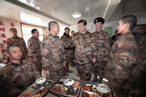 2014年1月26日中午，習(xí)近平來到連隊(duì)食堂，同戰(zhàn)士們一起用餐。新華社記者 李剛 攝
