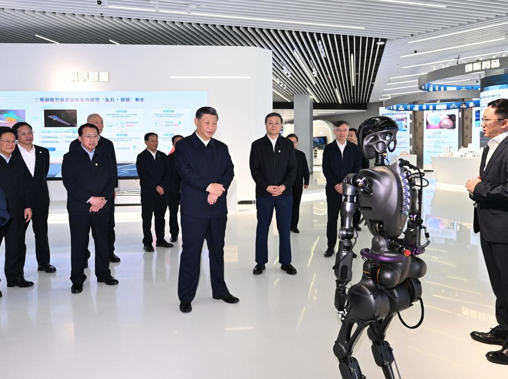 2023年11月28日下午，習(xí)近平在浦東新區(qū)張江科學(xué)城參觀上?？萍紕?chuàng)新成果展。新華社記者 謝環(huán)馳 攝