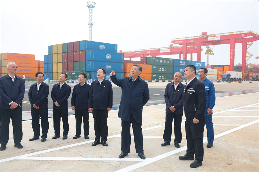 2024年5月22日至24日，中共中央總書記、國家主席、中央軍委主席習(xí)近平在山東考察。這是22日下午，習(xí)近平在日照港察看全自動化集裝箱碼頭作業(yè)場景。新華社記者 鞠鵬 攝