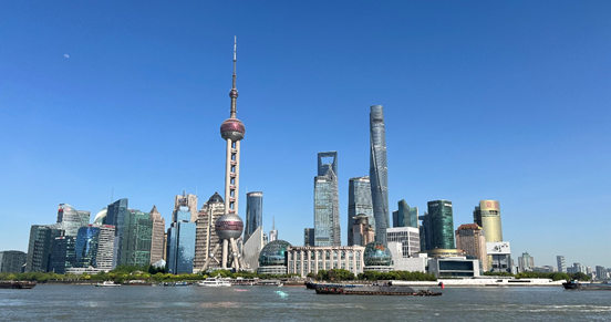 沿蘇州河遠(yuǎn)眺陸家嘴城市建筑群。人民網(wǎng) 馬作鵬 攝