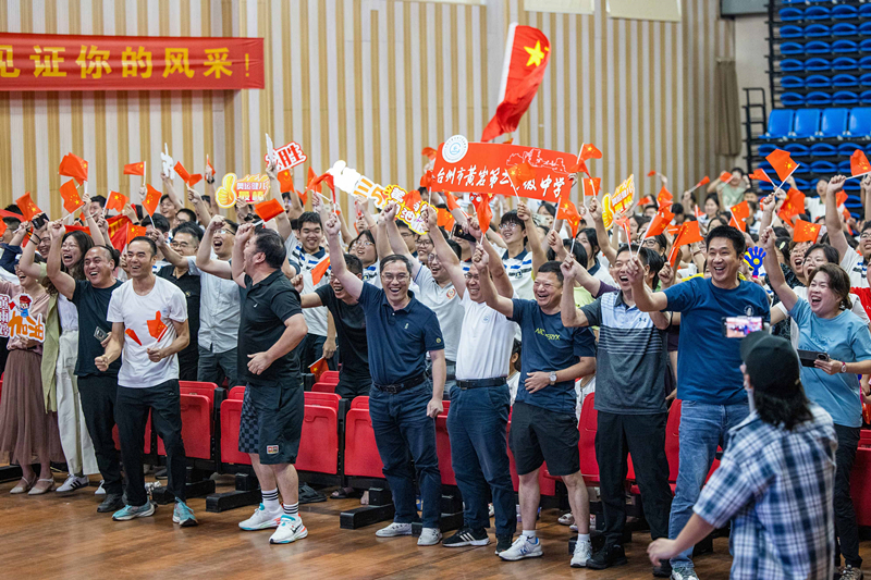 北京時(shí)間7月27日，2024年巴黎奧運(yùn)會(huì)首個(gè)比賽日，在射擊10米氣步槍混合團(tuán)體比賽中，中國(guó)選手黃雨婷/盛李豪獲得金牌。圖為黃雨婷的母校師生們通過(guò)收看奧運(yùn)直播的方式為她加油助威。